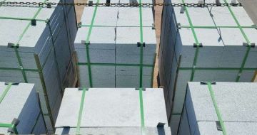 济宁 芝麻白花岗岩5公分地铺石 花岗岩厂家工厂装车日常