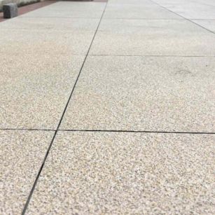 济宁 黄金麻花岗岩石板材荔枝面地面铺装效果