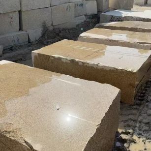 济宁 黄金麻方料堆场洗料分选中，原材料充足