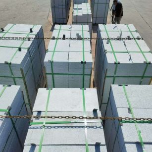 济宁 芝麻白花岗岩5公分地铺石 花岗岩厂家工厂装车日常