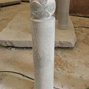 济宁 芝麻白花岗岩石材挡车石柱、停车柱、圆柱挡车柱、方柱挡车柱等