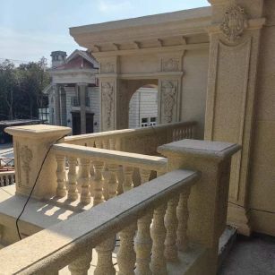 济宁 黄金麻别墅外墙干挂雕花配合阳台栏杆花瓶柱