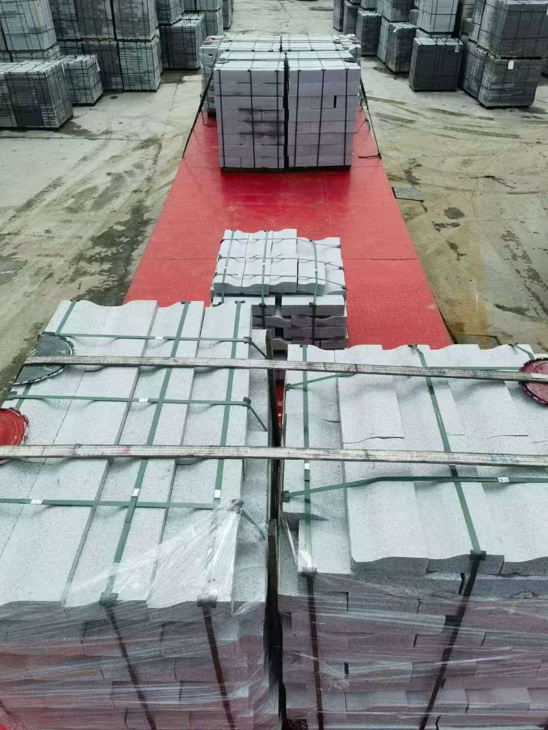 济宁 芝麻白仿形加直形路沿石出货日常