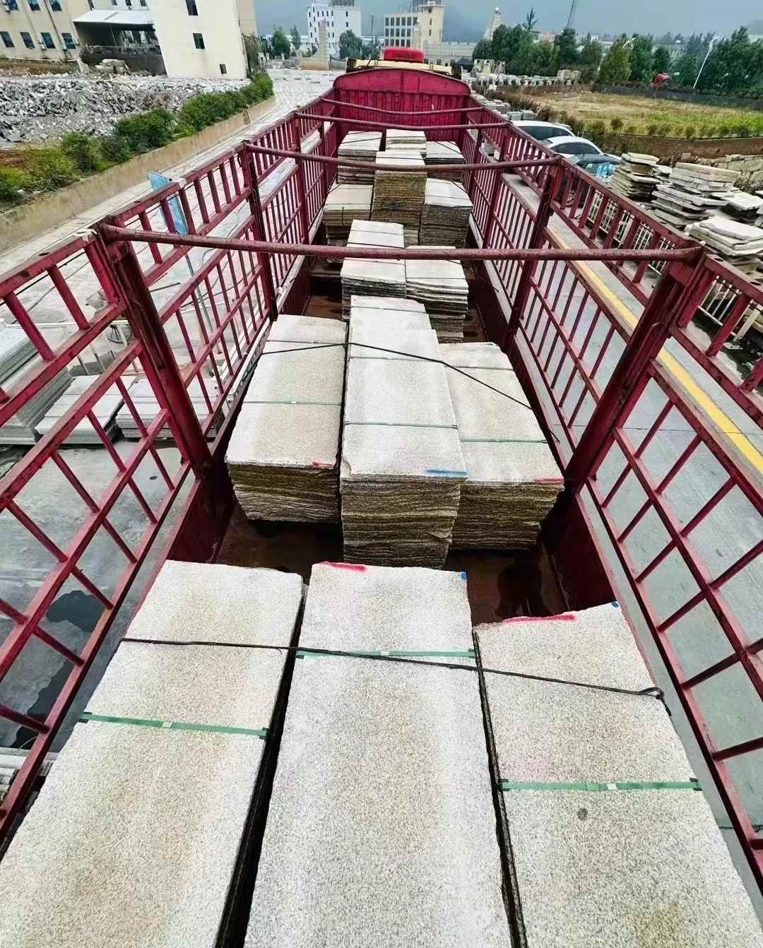 济宁 黄金麻花岗岩荔枝面，光面毛板装车完成