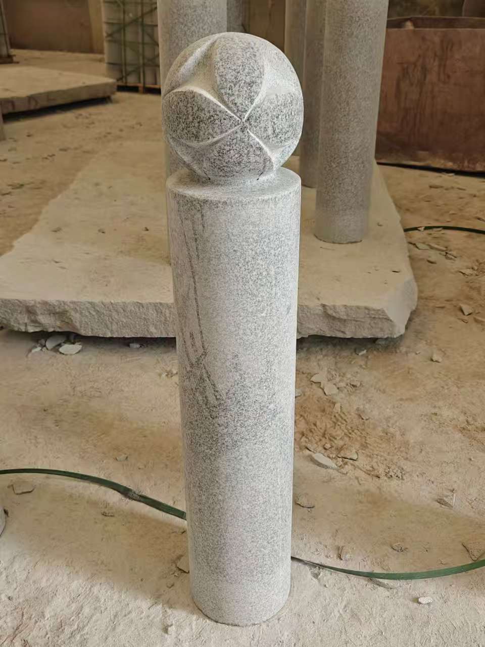 济宁 芝麻白花岗岩石材挡车石柱、停车柱、圆柱挡车柱、方柱挡车柱等