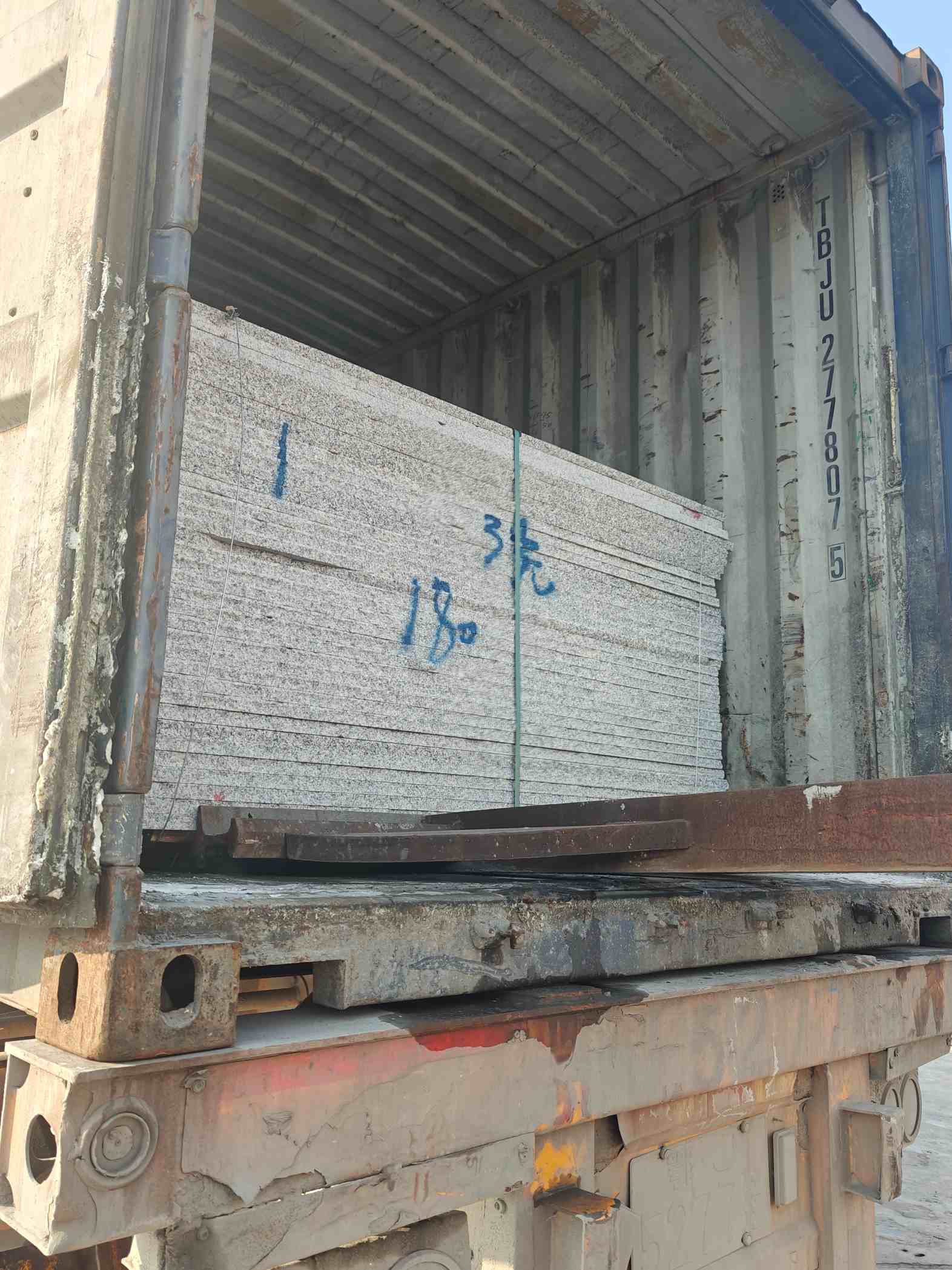 济宁 芝麻白花岗岩石材3.0公分光面毛板装柜出货