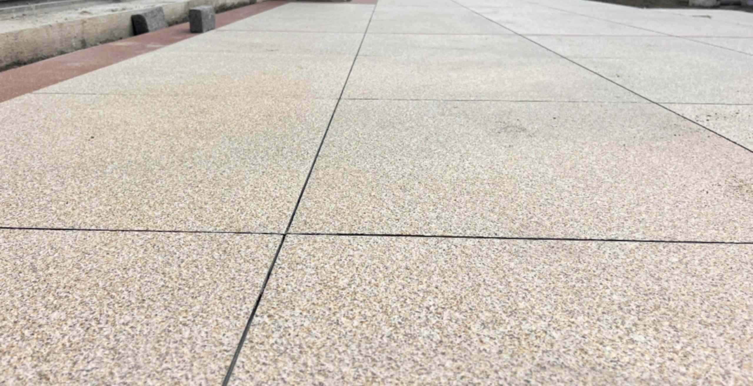 济宁 黄金麻花岗岩石板材荔枝面地面铺装效果