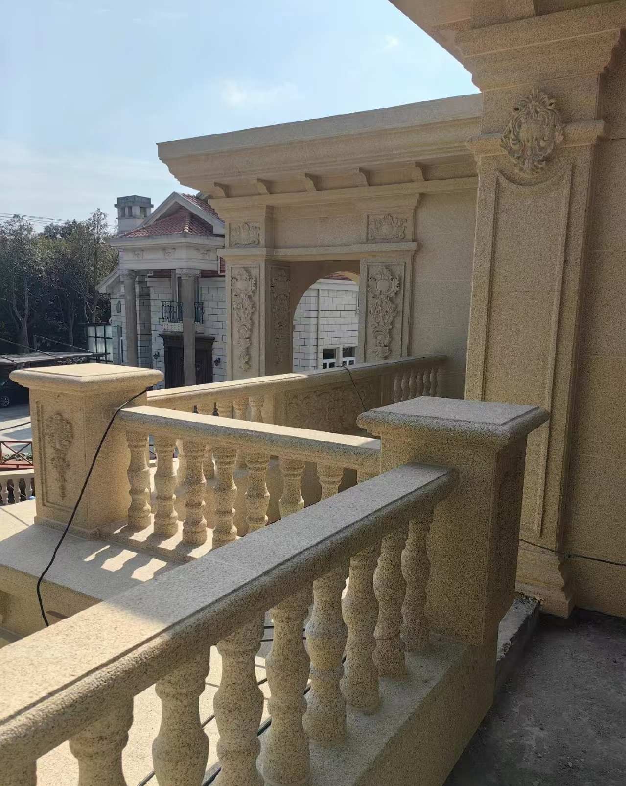 济宁 黄金麻别墅外墙干挂雕花配合阳台栏杆花瓶柱