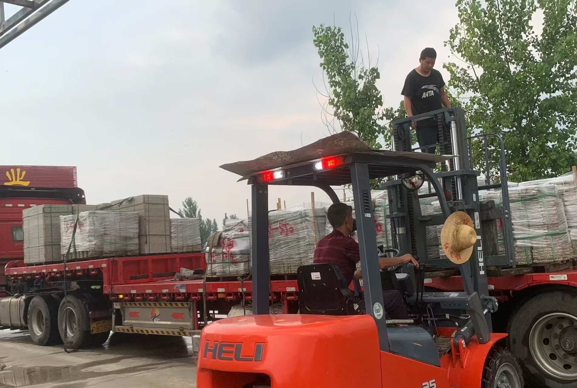 济宁 黄金麻冰裂纹，地铺石装车