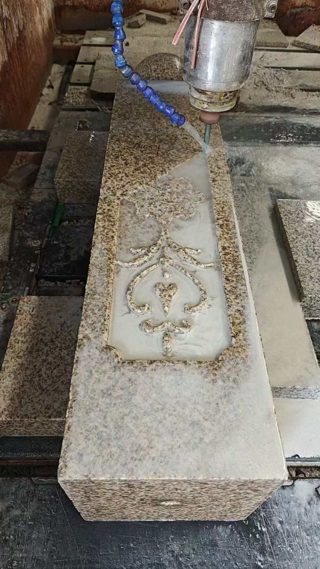 济宁 黄金麻花岗岩异形加工雕刻栏杆大柱