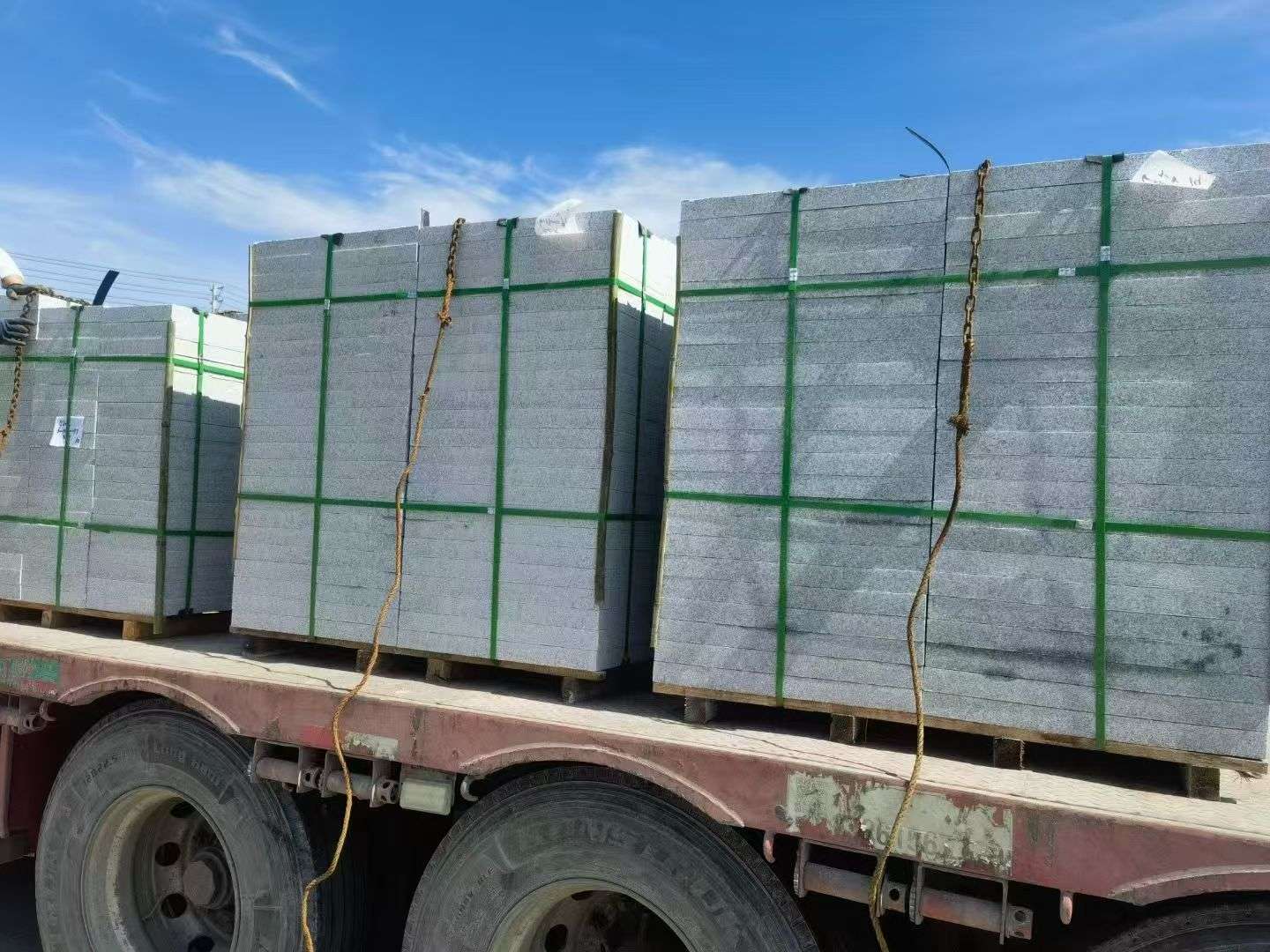 济宁 芝麻白花岗岩地铺石装车日常