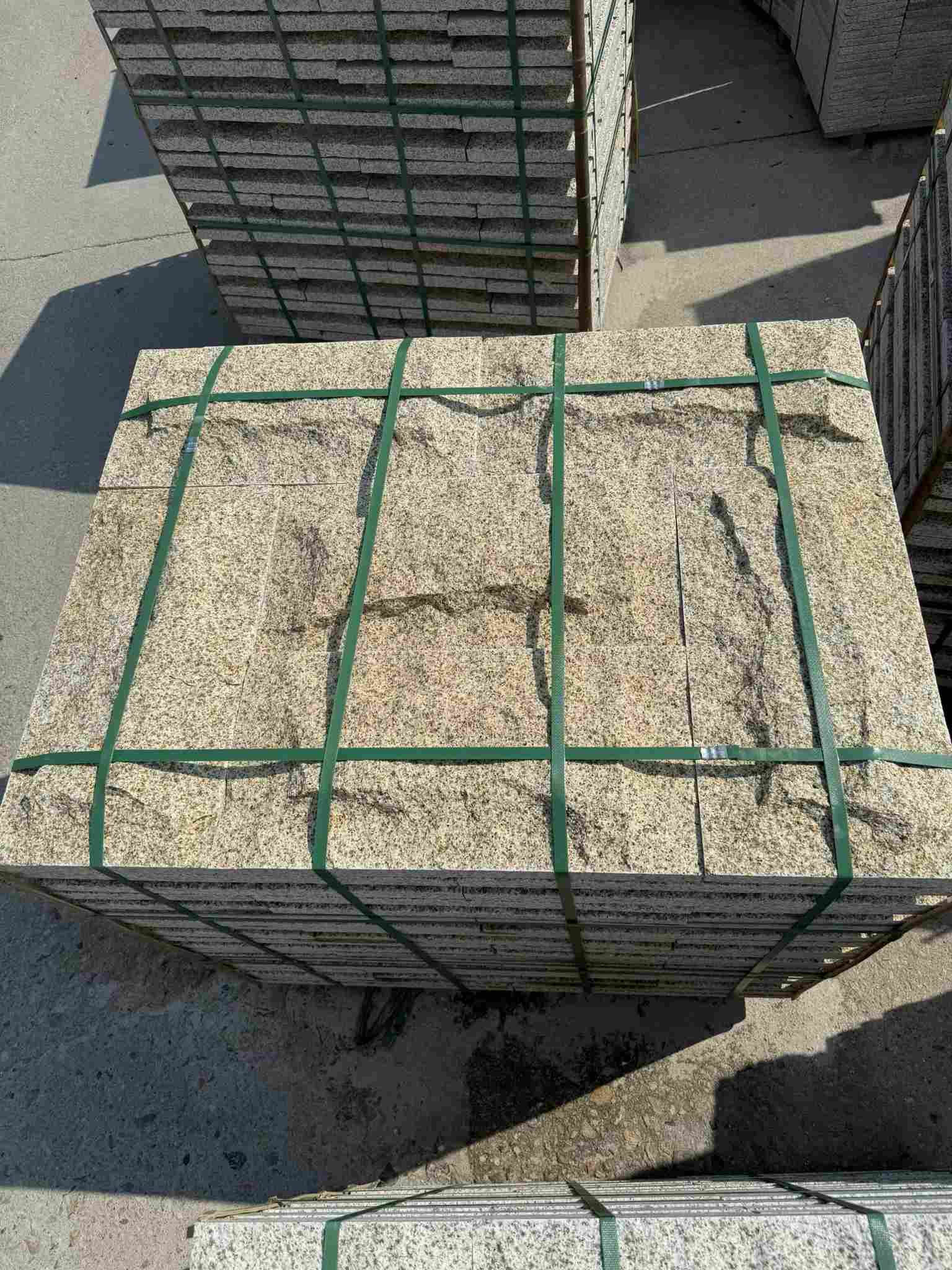 济宁 黄金麻花岗岩石材自然面蘑菇石成品