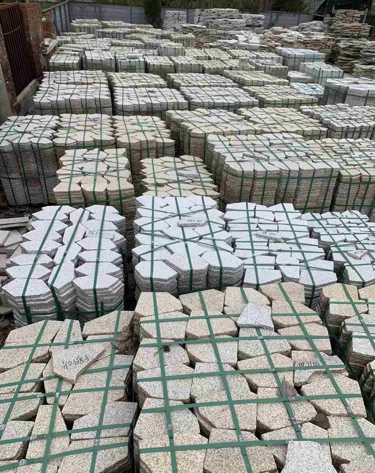 济宁 黄金麻白麻花岗岩荔枝面地铺石(冰裂纹)