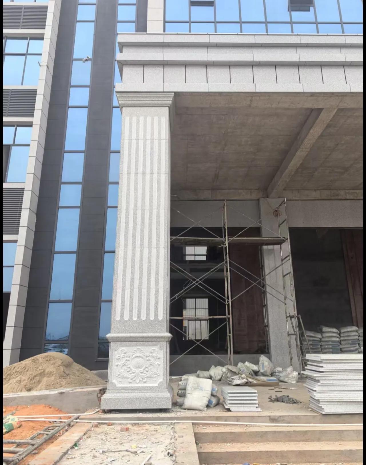 济宁 芝麻白光面花岗岩门楼大柱（罗马柱）配雕花底座