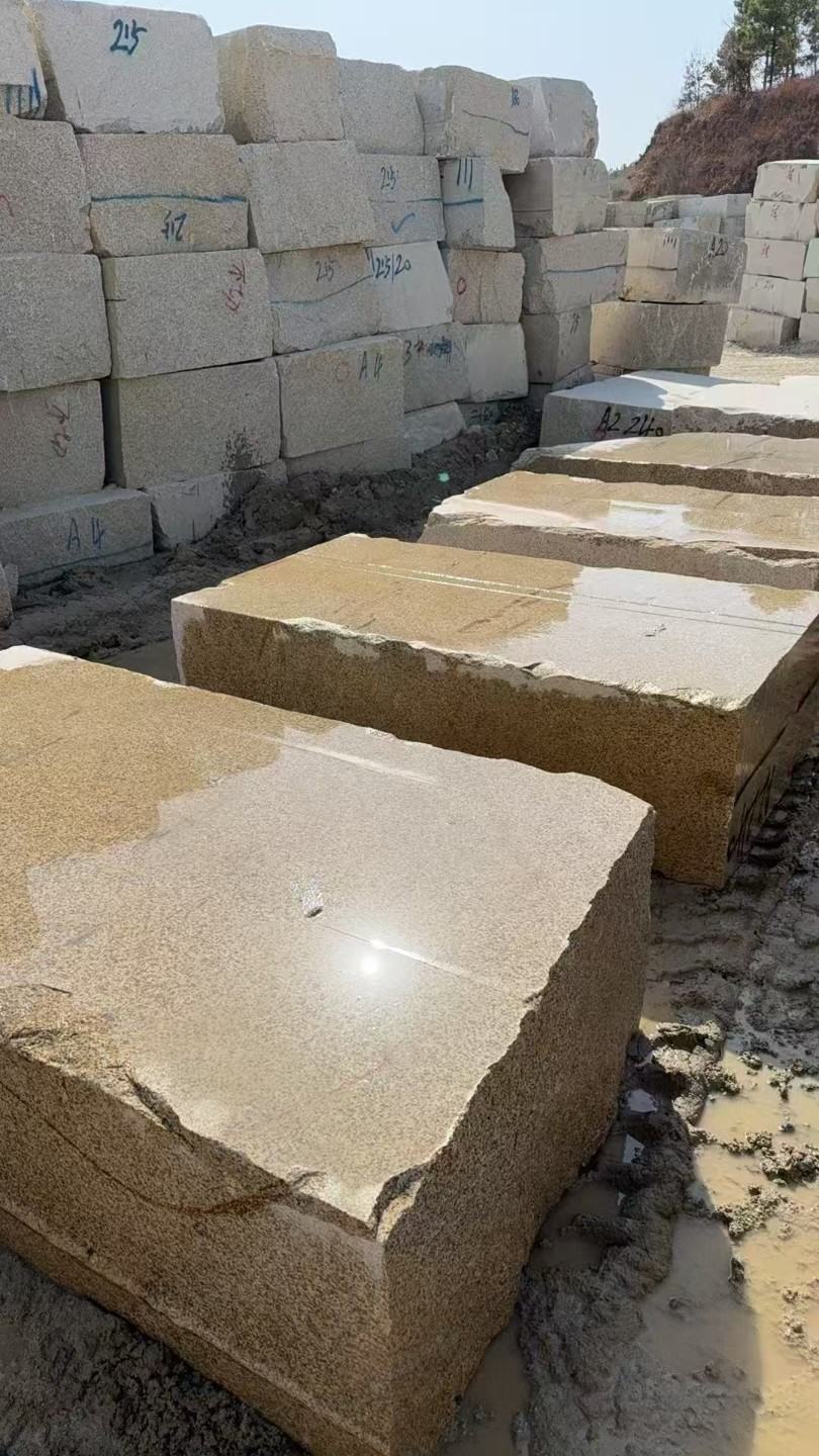 济宁 黄金麻方料堆场洗料分选中，原材料充足