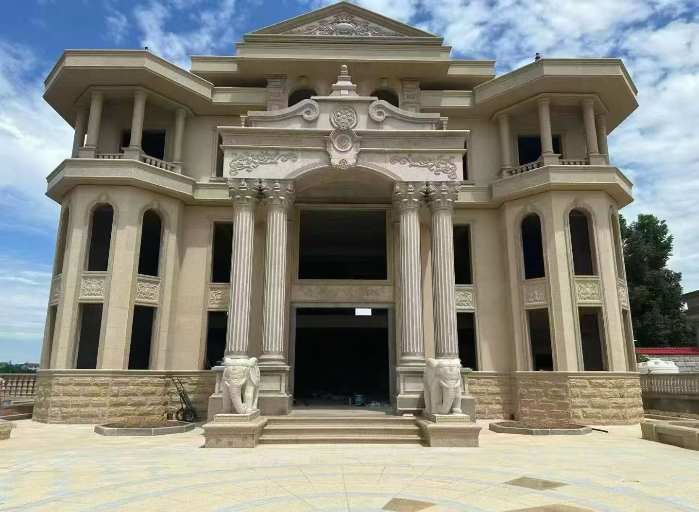 济宁 黄金麻别墅外墙干挂，大柱，大象，蘑菇石，雕花板