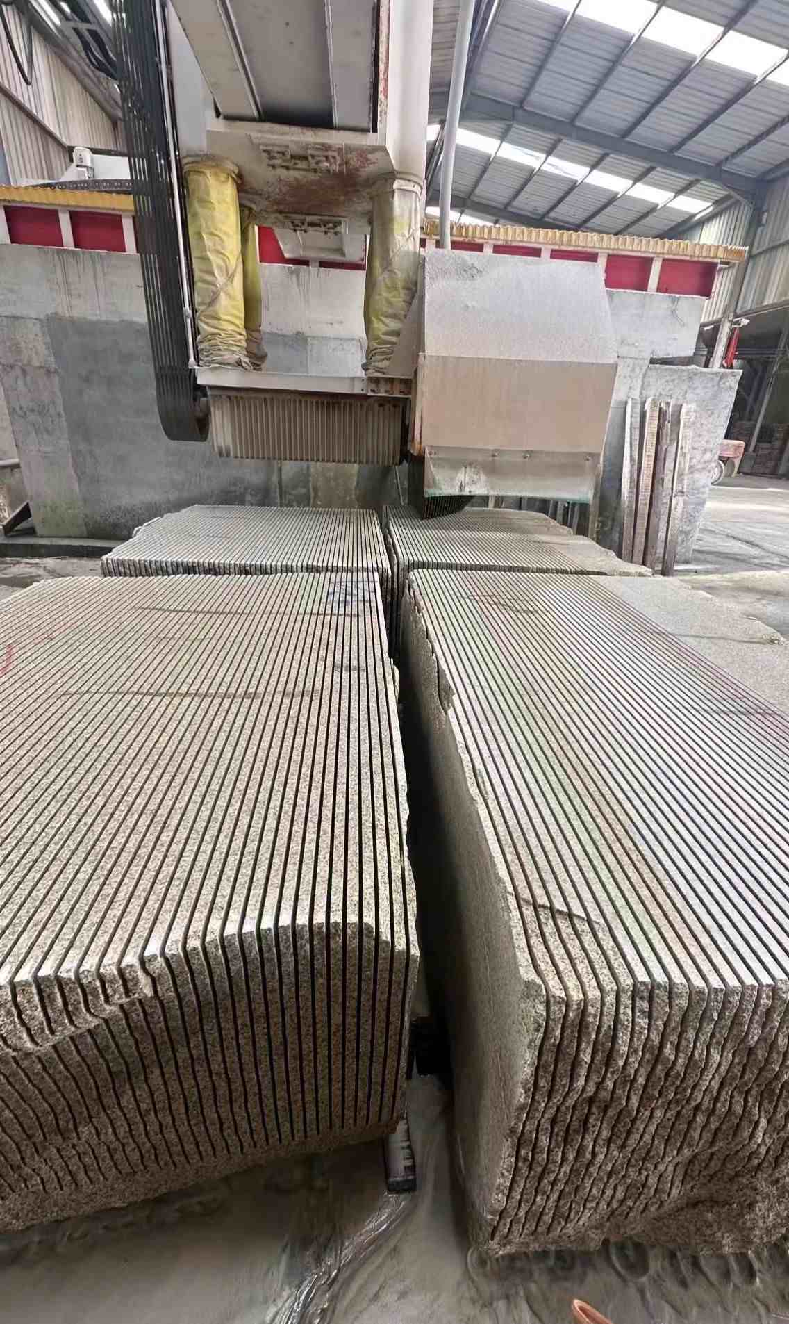 济宁 车间生产日常，黄金麻白麻花岗岩