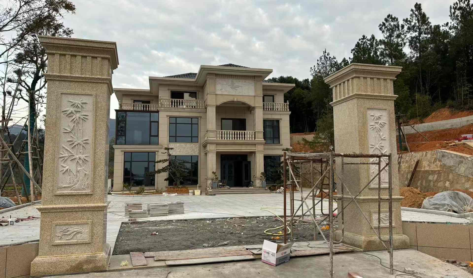 济宁 黄金麻花岗岩别墅雕花外墙干挂配上门口雕花罗马柱