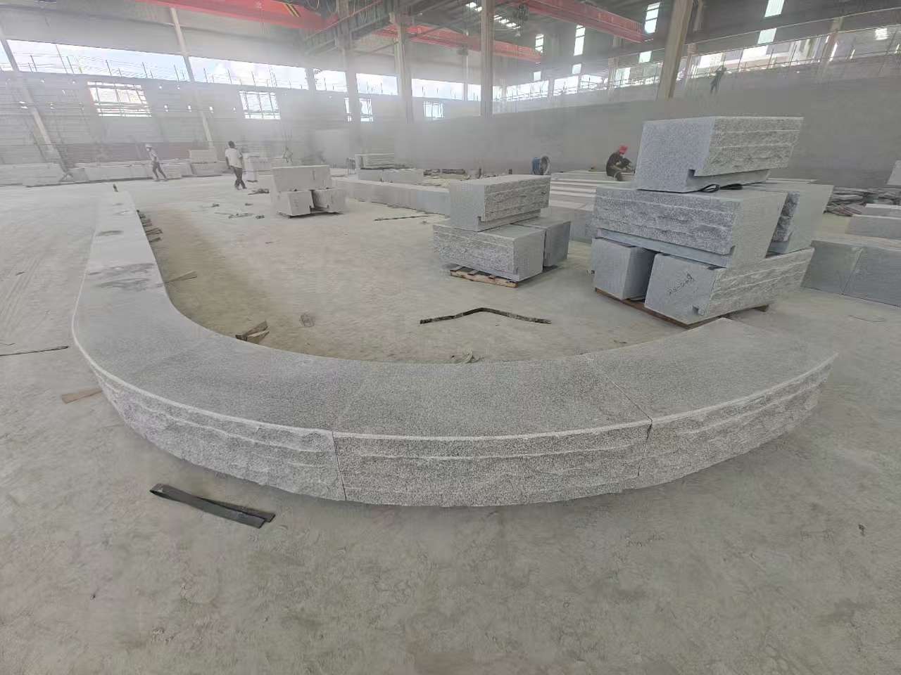 济宁 芝麻白异形坐凳，自然面光面弧形加工