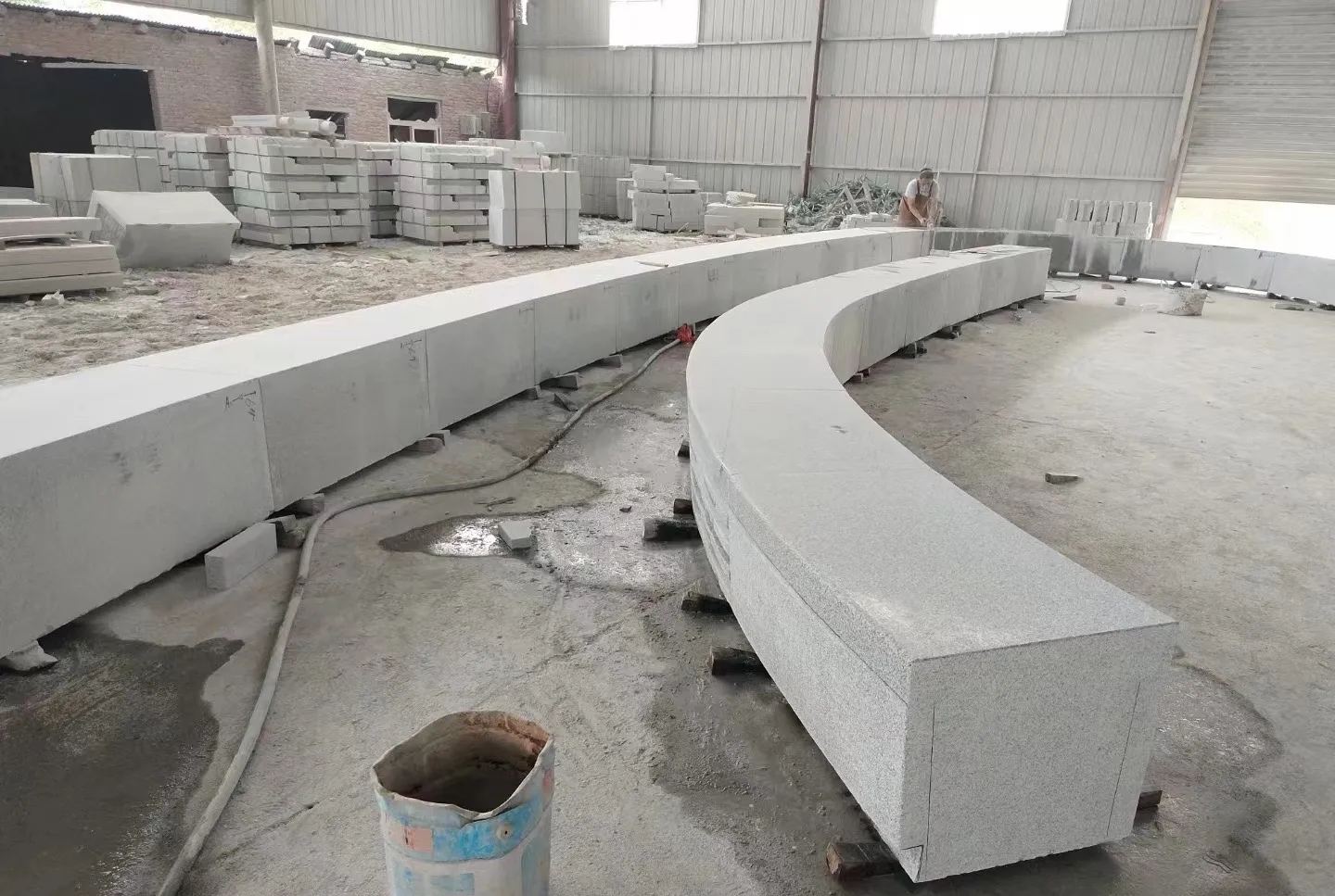 济宁芝麻白花岗岩石板材 园林光面弧形坐凳