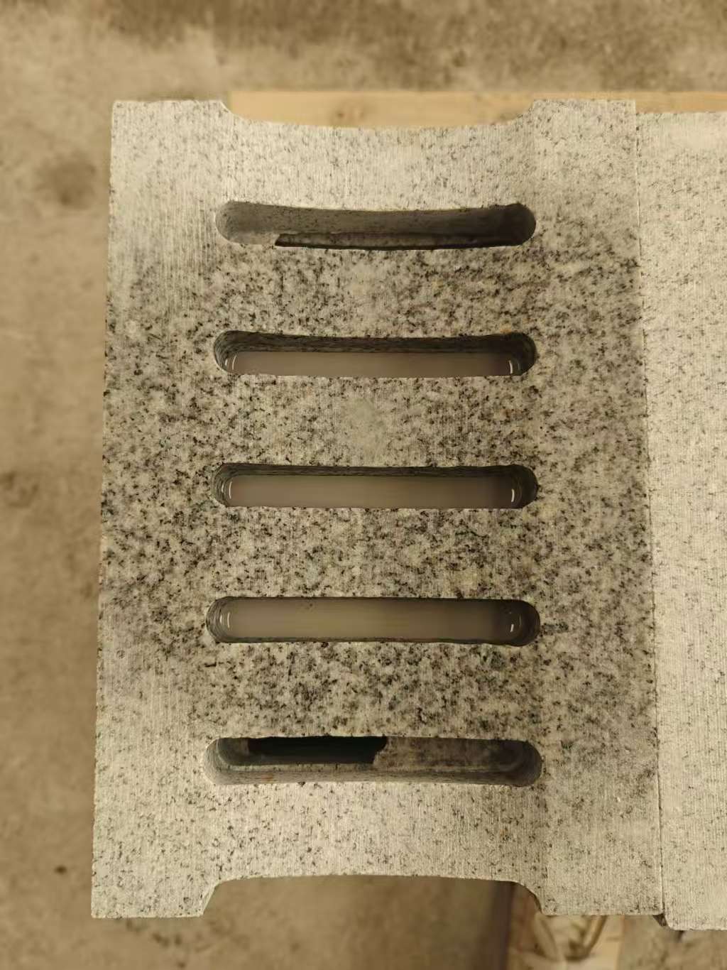 济宁 芝麻白拉丝面花岗岩U型开槽排水槽