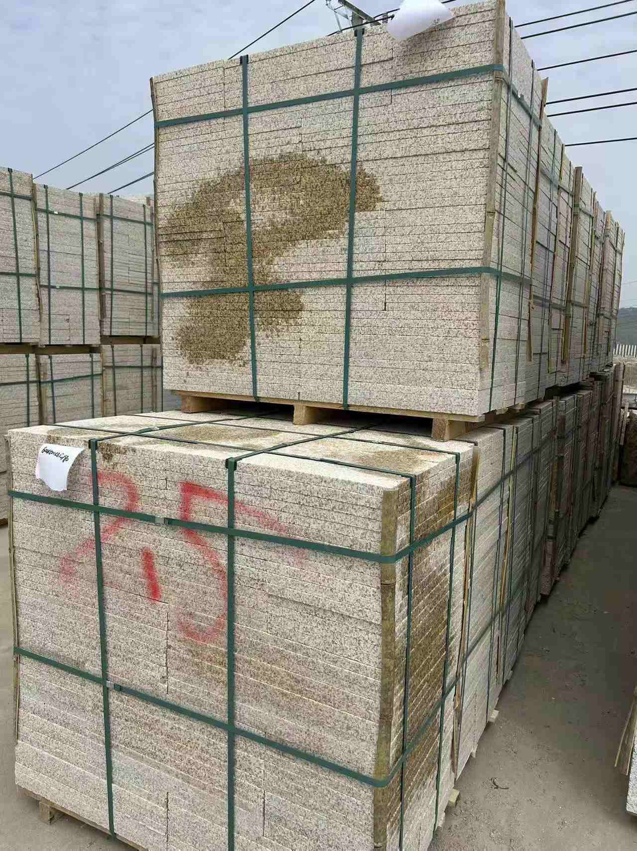 济宁 黄金麻花岗岩石材荔枝面地铺石2.5*300*600