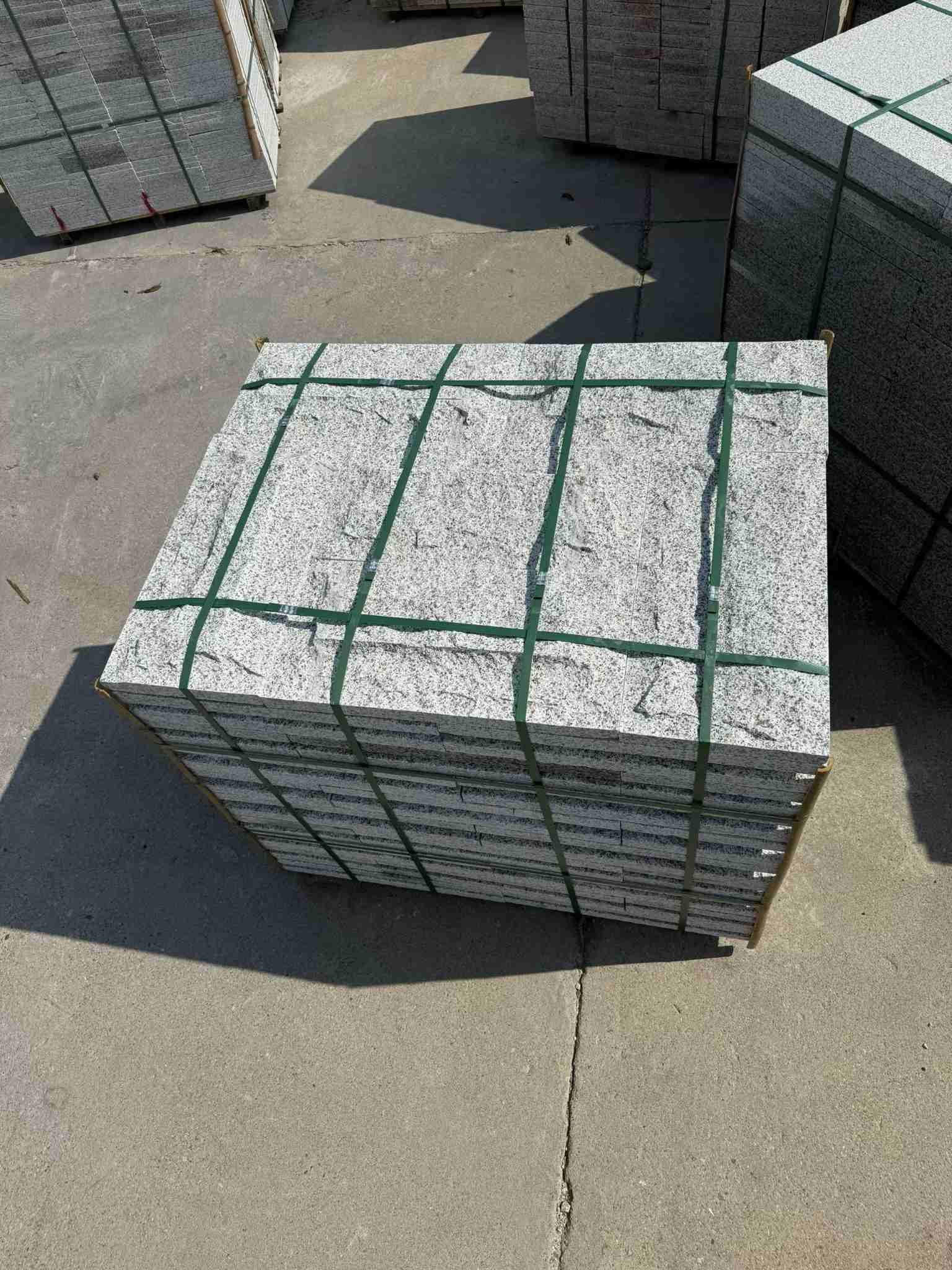 济宁 白麻花岗岩石材自然面蘑菇石成品