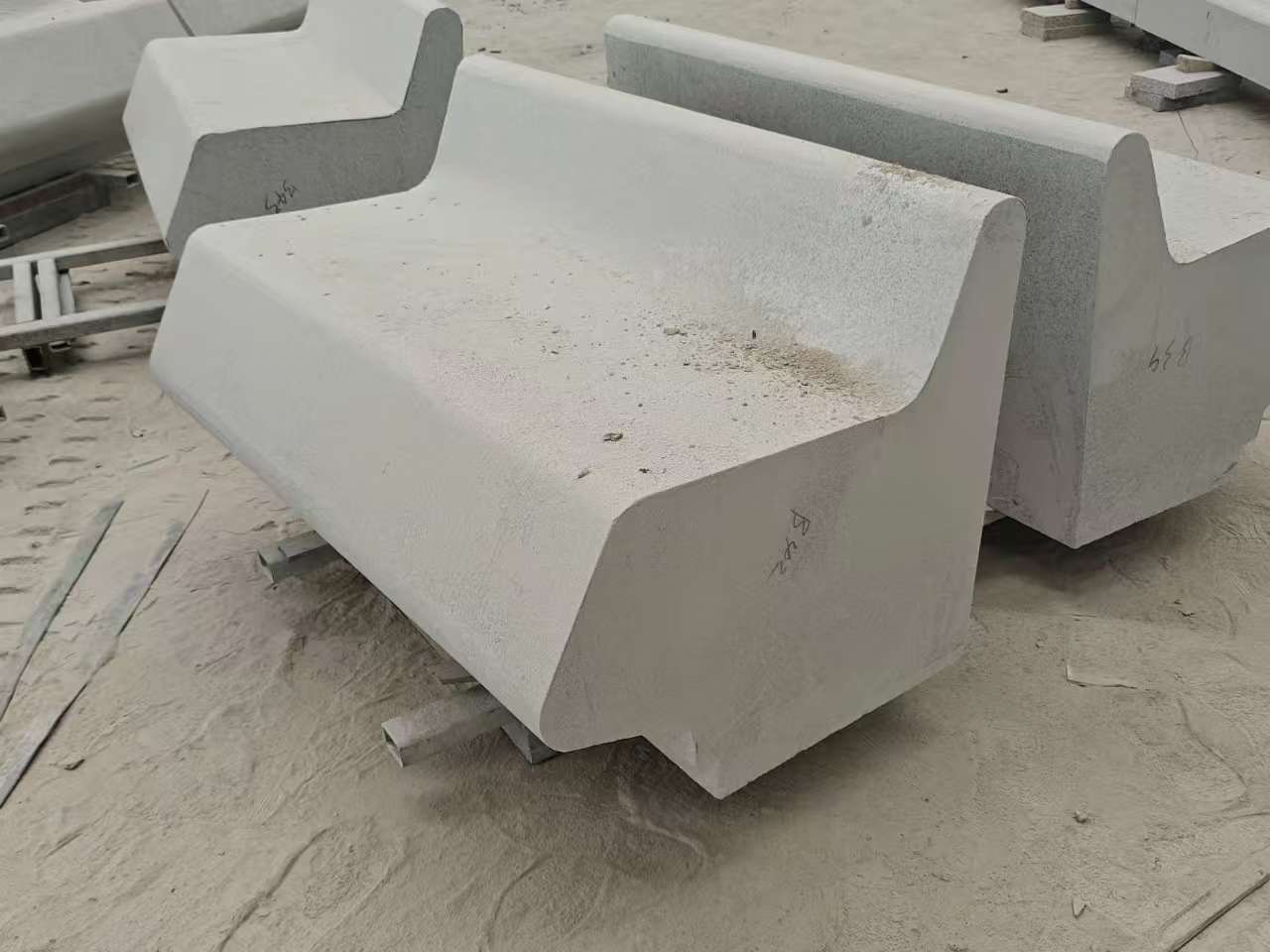 济宁 芝麻白花岗岩异形坐凳，石凳