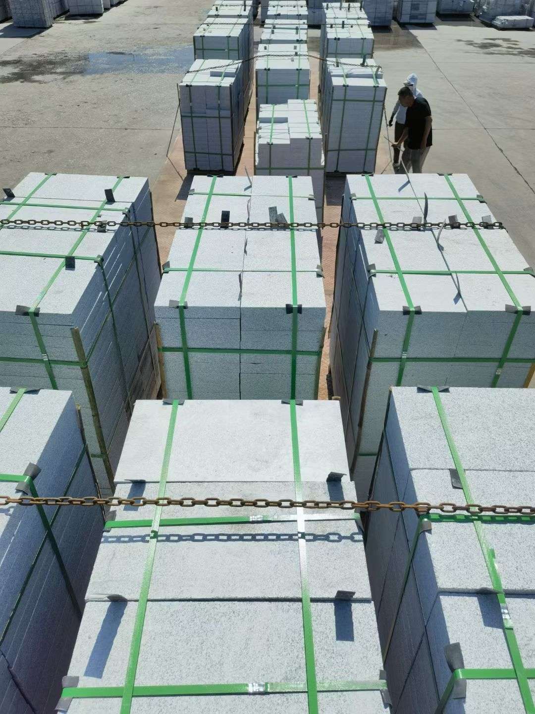 济宁 芝麻白花岗岩5公分地铺石 花岗岩厂家工厂装车日常